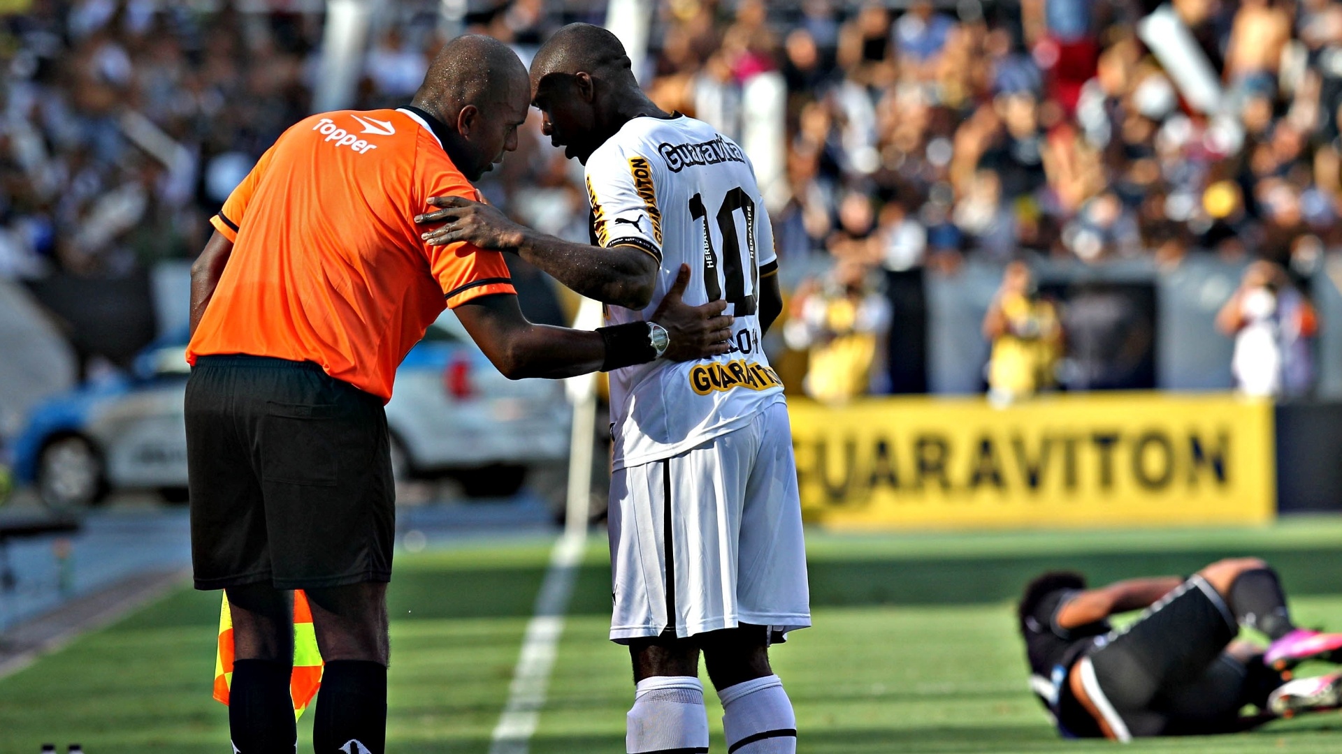 Meia Seedorf conversa com auxiliar de arbitragem no clássico deste domingo - Júlio César Guimarães/UOL