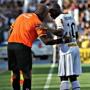 Meia Seedorf conversa com auxiliar de arbitragem no clássico deste domingo - Júlio César Guimarães/UOL