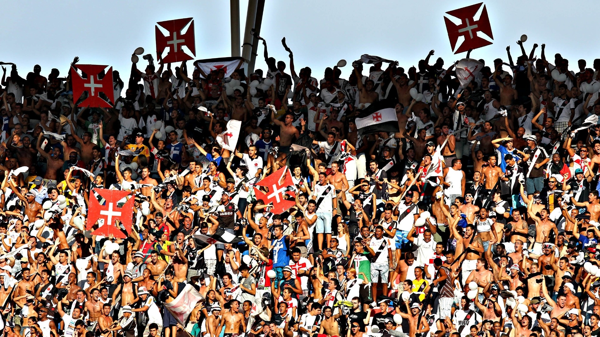 Torcida do Vasco faz a festa no duelo contra o Botafogo no Engenhão - Júlio César Guimarães/UOL