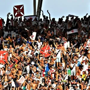 Torcida do Vasco faz a festa no duelo contra o Botafogo no Engenhão - Júlio César Guimarães/UOL