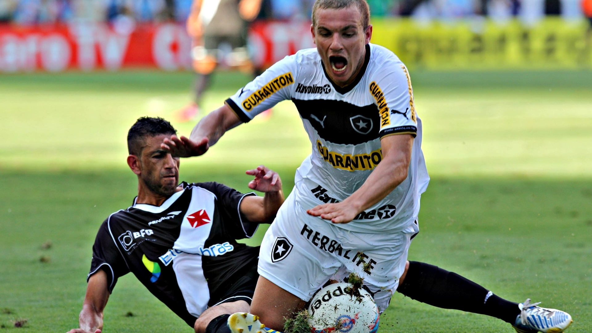Volante Marcelo Mattos cai em disputa de bola no clássico contra o Vasco - Júlio César Guimarães/UOL