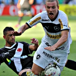 Volante Marcelo Mattos cai em disputa de bola no clássico contra o Vasco - Júlio César Guimarães/UOL