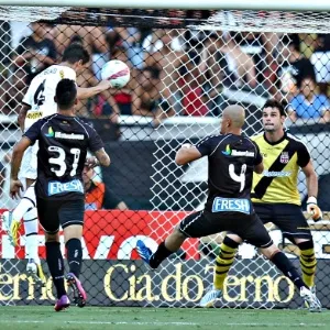 Zagueiro Bolívar leva perigo ao gol do Vasco na Taça Guanabara - Júlio César Guimarães/UOL