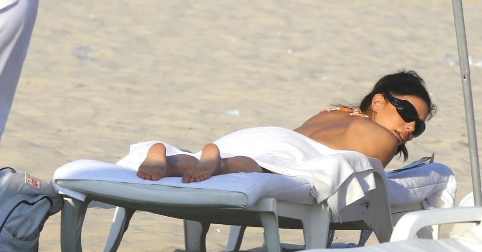 10.mar.2013 - Eva Longoria aproveitou o dia de sol e foi à praia de Copacabana. A atriz de "Desperate Housewives" está na cidade para apresentar o Laureus World Sports Awards 2013, considerado o Oscar dos esportes, ao lado de Morgan Freeman