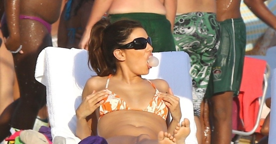 10.mar.2013 - Eva Longoria aproveitou o dia de sol e foi à praia de Copacabana. A atriz de "Desperate Housewives" está na cidade para apresentar o Laureus World Sports Awards 2013, considerado o Oscar dos esportes, ao lado de Morgan Freeman