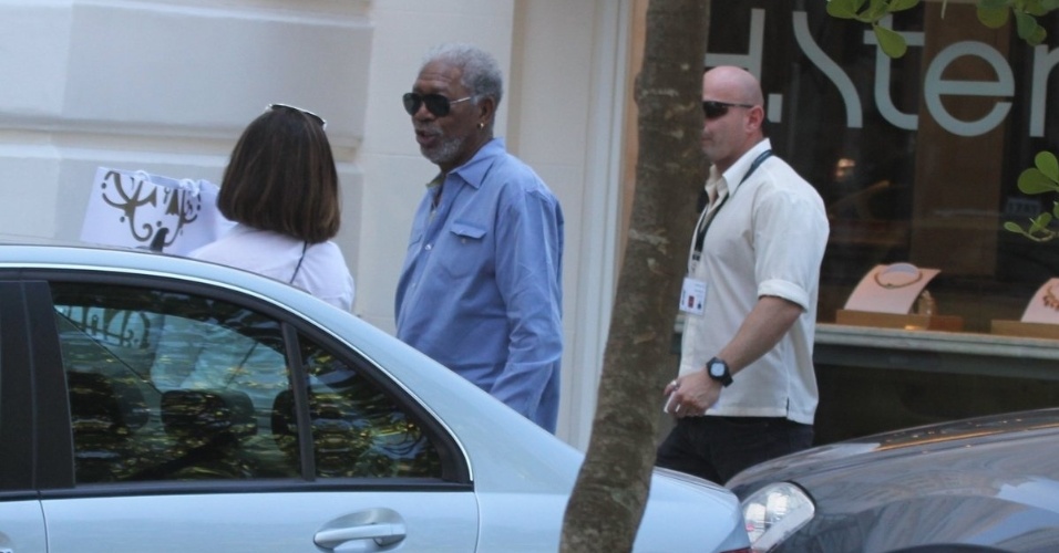 10.mar.2013 - No Rio para ser mestre de cerimônias do Laureus World Sports Awards 2013, considerado o Oscar dos esportes, na segunda-feira (11), Morgan Freeman é visto na porta do Copacabana Palace