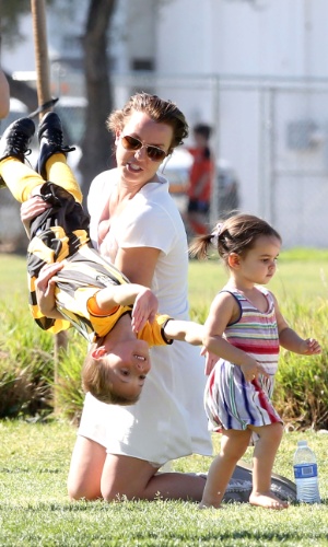11.mar.2013 - A cantora Britney Spears brinca com os filhos Sean Preston e Jayden James num parque de Los Angeles, nos EUA