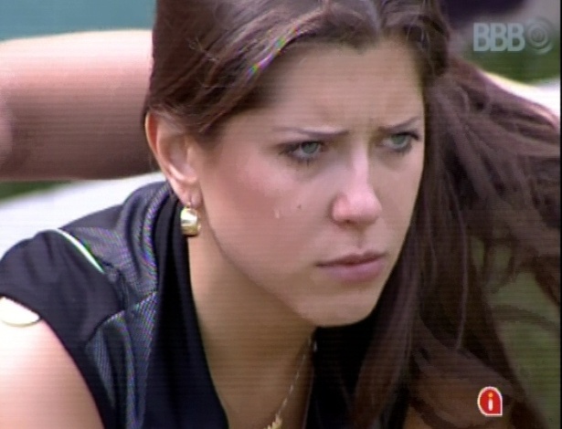 11.mar.2013 - Andressa conta para Nasser que conversou com Fernanda e que está triste com o desprezo da amiga. "Estou me sentindo o cocô do cavalo do bandido. Um mosquito"