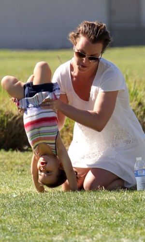 11.mar.2013 - Britney brinca com Jordan Kay, filha de Victoria Prince com seu ex-marido Kevin Federline num parque de Los Angeles, nos EUA