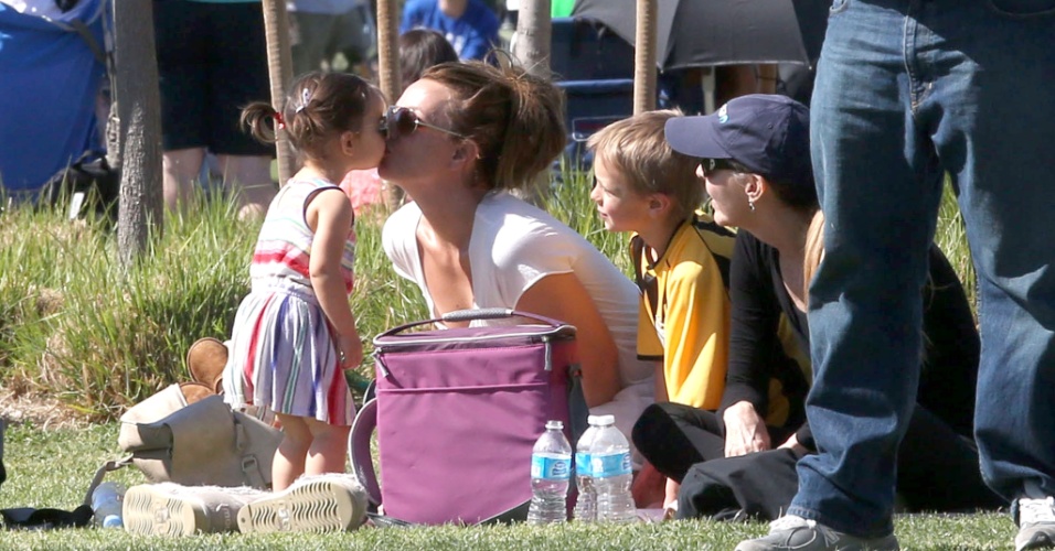 11.mar.2013 - Britney dá um selinho em Jordan Kay, filha de Victoria Prince com seu ex-marido Kevin Federline num parque de Los Angeles, nos EUA