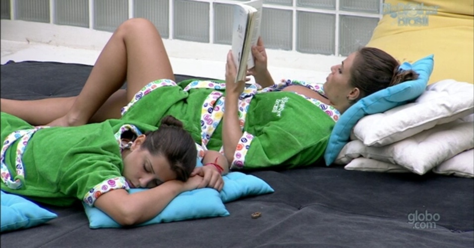11.mar.2013 - Deitada no futon, Andressa dorme enquanto Natália lê