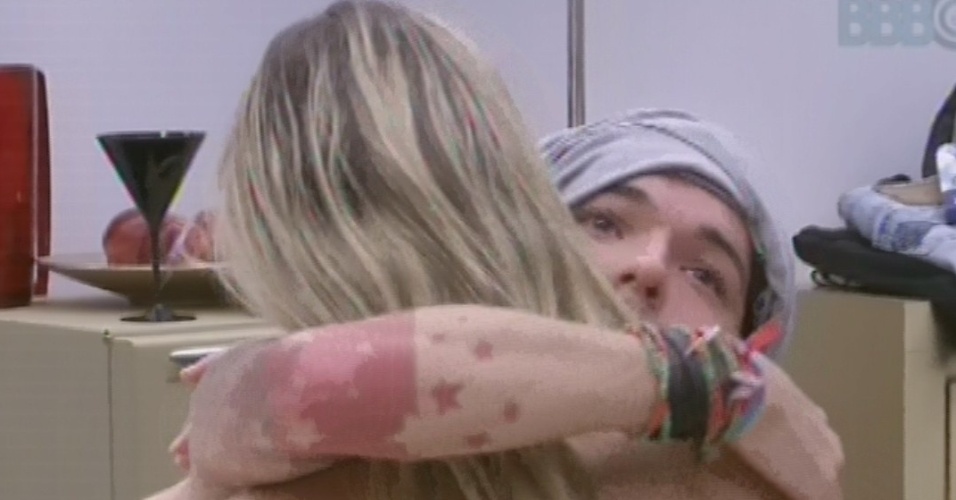 11.mar.2013 - Fernanda e Nasser se abraçam após conversa sobre paredão