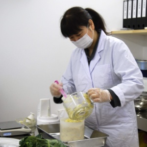 Funcionária de laboratório em Koriyama (60 km de Fukushima) mede nível de radiação de produtos agrícolas que chegarão à região - 11.mar.2013 - Andrés Sánchez Braun/EFE