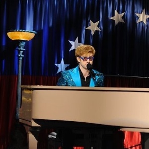 Justin cantou uma música ao piano fantasiado de Elton John no "Saturday Night Live" - Divulgação/NBC