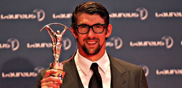 11.mar.2013 - Michael Phelps exibe o troféu conquistado no Prêmio Laureus  - Júlio César Guimarães/UOL
