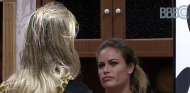 11.mar.2013 - Natália conta para Fernanda que votou em André e pede desculpas