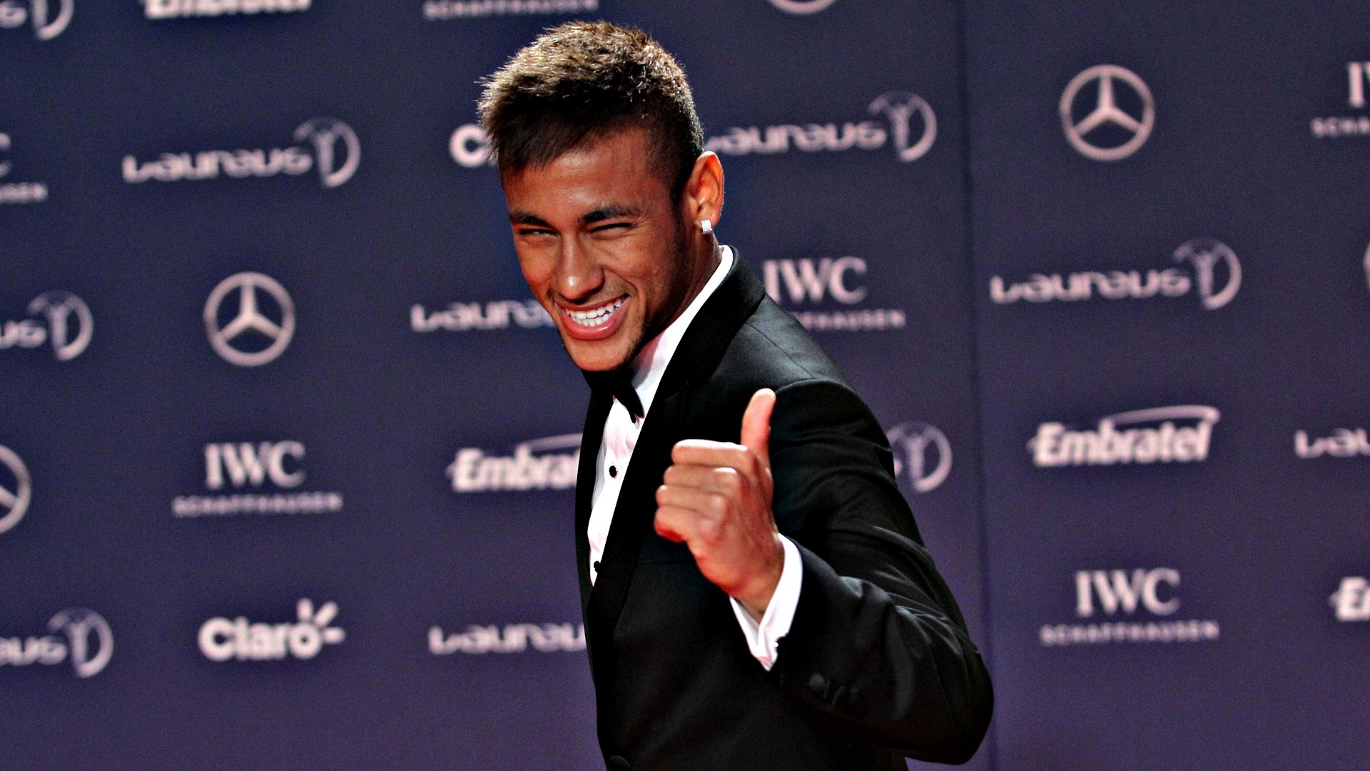 11.mar.2013 - Neymar chega para a entrega do Prêmio Laureus - Júlio César Guimarães/UOL