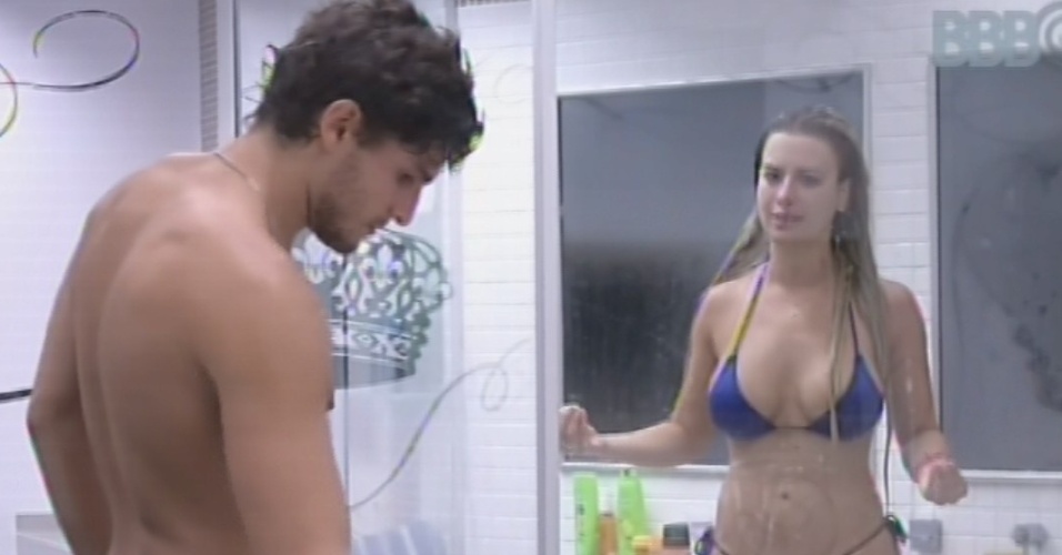11.mar.2013 - No banho, Fernanda conta a André que tem vontade de levar Andressa e Fernanda para o cinema, mas acredita que isso pode causar confusão