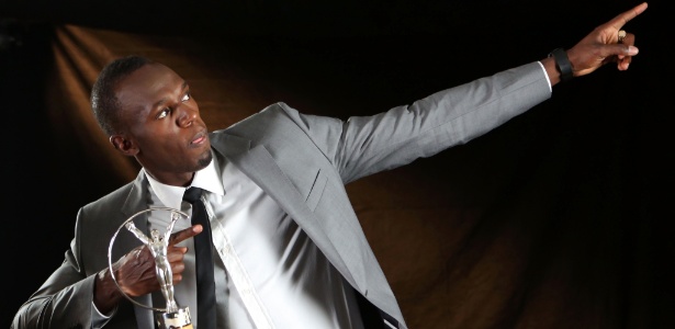 O jamaicano Usain Bolt exibe o troféu conquistado como Melhor Atleta do Ano - Getty Images