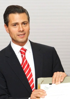  O presidente do México, Henrique Peña Nieto mostra o projeto de reforma constitucional que acabar com os monopólios no setor de telecomunicações