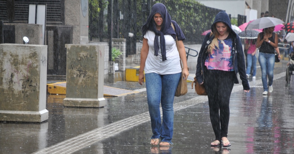 11.mar.2013 - Paulistanos se protegem da chuva na tarde desta segunda-feira (11), na avenida Paulista, região central de São Paulo