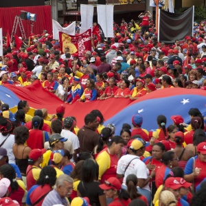 Dezenas de milhares de chavistas se reúnem em apoio a Nicolás Maduro, em Caracas - Boris Vergara/EFE