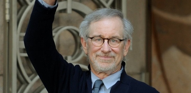 Steven Spielberg  acena para fotógrafo em Mumbai, na Índia - Punit Paranjpe/AFP