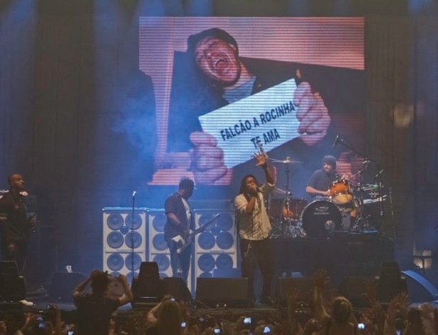 9.mar.2013 - Chorão aparece no telão em show do O Rappa, na Estância Alto da Serra, em São Bernardo do Campo, ABC Paulista - Eduardo Ramos/Divulgação