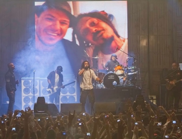 9.mar.2013 - Chorão aparece no telão em show do O Rappa, na Estância Alto da Serra, em São Bernardo do Campo, ABC Paulista - Eduardo Ramos/Divulgação