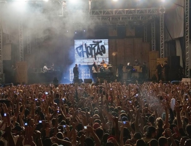 ~9.mar.2013 - De volta aos palcos, O Rappa se apresentou na Estância Alto da Serra, em São Bernardo do Campo, ABC Paulista. A banda homenageou Chorão, vocalista da banda Charlie Brown Jr., encontrado morto em seu apartamento na madrugada de quarta-feira (6) - Eduardo Ramos/Divulgação