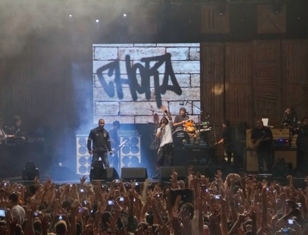 ~9.mar.2013 - De volta aos palcos, O Rappa se apresentou na Estância Alto da Serra, em São Bernardo do Campo, ABC Paulista. A banda homenageou Chorão, vocalista da banda Charlie Brown Jr., encontrado morto em seu apartamento na madrugada de quarta-feira (6) - Eduardo Ramos/Divulgação