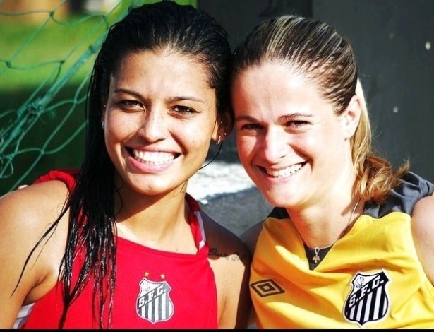 Alline Calandrini (de vermelho) ganhou títulos atuando pelo Santos, sendo levada à seleção brasileira - Reprodução Facebook