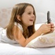 criança usando celular, comportamento, feliz, sorriso, telefone - Shutterstock