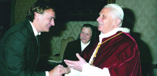 Em foto de arquivo, Andreas Englisch, correspondente alemão no Vaticano, cumprimenta Bento 16 - Divulgação