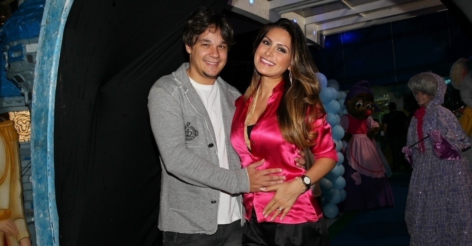 Grávida de gêmeos, a ex-Miss Brasil Natália Guimarães planeja se casar com o cantor Leandro, do KLB, assim que os bebês nascerem