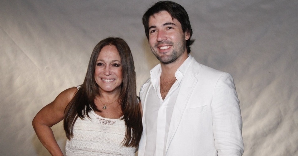 Juntos há quatro anos, Susana Vieira e Sandro Pedroso planejam se casar ainda em 2013. A atriz é 41 anos mais velha que o noivo