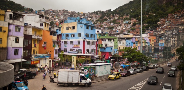 Visita à favela da Rocinha, um mundo movimentado e bizantino de lojas, um emaranhado de casas e uma rede elétrica "faça você mesmo", cortada por becos com as menores lojas imagináveis, no Rio de Janeiro - Lianne Milton/The New York Times