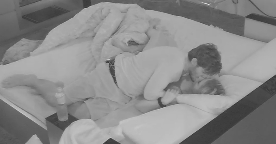 11.mar.2013 - André e Fernanda trocam beijos carinhos no quarto do líder