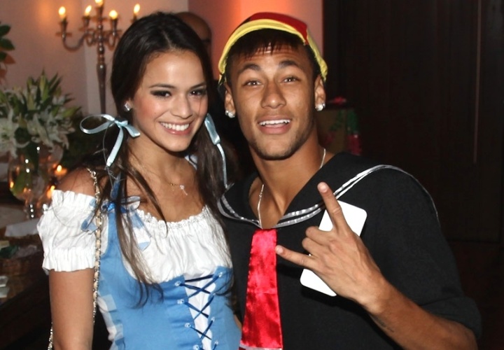 11.mar.2013 - Bruna Marquezine e Neymar vão a festa a fantasia que comemora os 30 anos do cantor Thiaguinho, em São Paulo