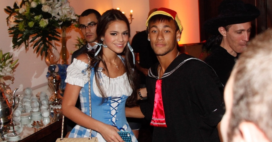 11.mar.2013 - Bruna Marquezine e Neymar vão a festa a fantasia que comemora os 30 anos do cantor Thiaguinho, em São Paulo