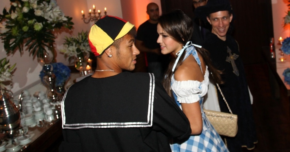 11.mar.2013 - De mãos dadas, Bruna Marquezine e Neymar chegam a festa a fantasia que comemora os 30 anos do cantor Thiaguinho, em São Paulo