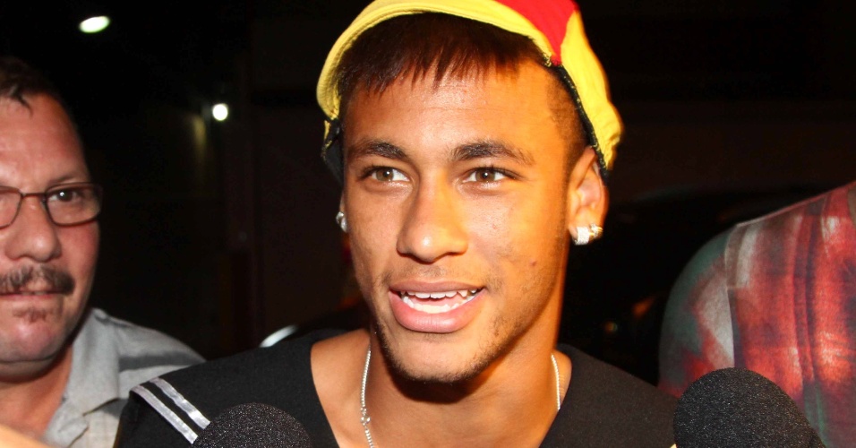 11.mar.2013 - Fantasiado de Kiko, Neymar chega na festa de aniversário de 30 anos do cantor Thiaguinho, em São Paulo