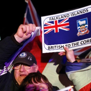 Moradores das ilhas Malvinas (Falklands, na Inglaterra) comemoram resultado do referendo sobre a permanência do arquipélago sob poder do Reino Unido