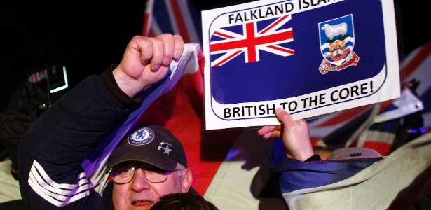 Moradores das ilhas Malvinas (Falklands, na Inglaterra) comemoram o resultado do referendo sobre a permanência do arquipélago sob poder do Reino Unido