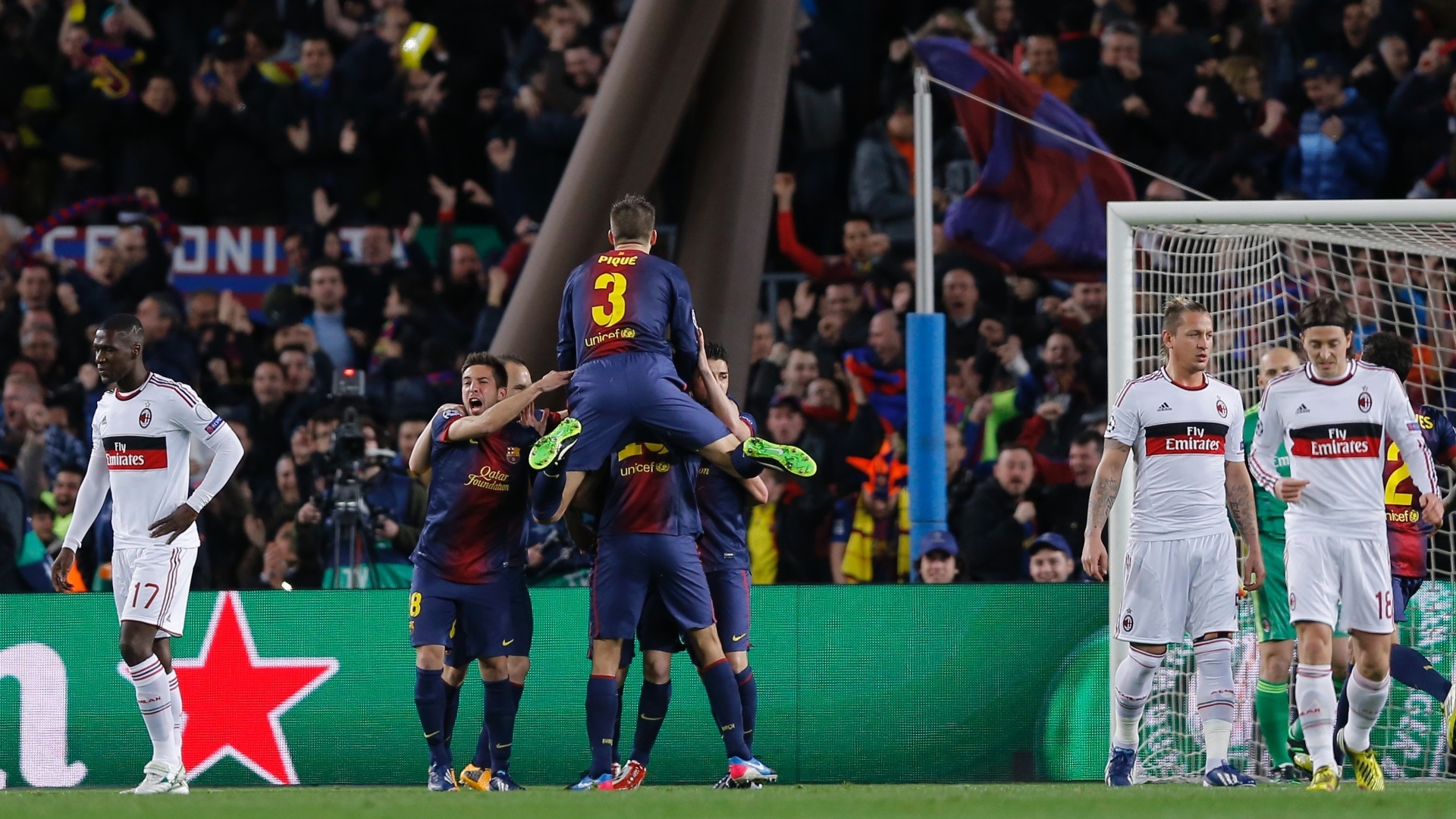 12.03.2013 - Jogadores do Barcelona comemoram gol de Messi, enquanto os do Milan mostram apreensão - AP Photo/Daniel Ochoa de Olza