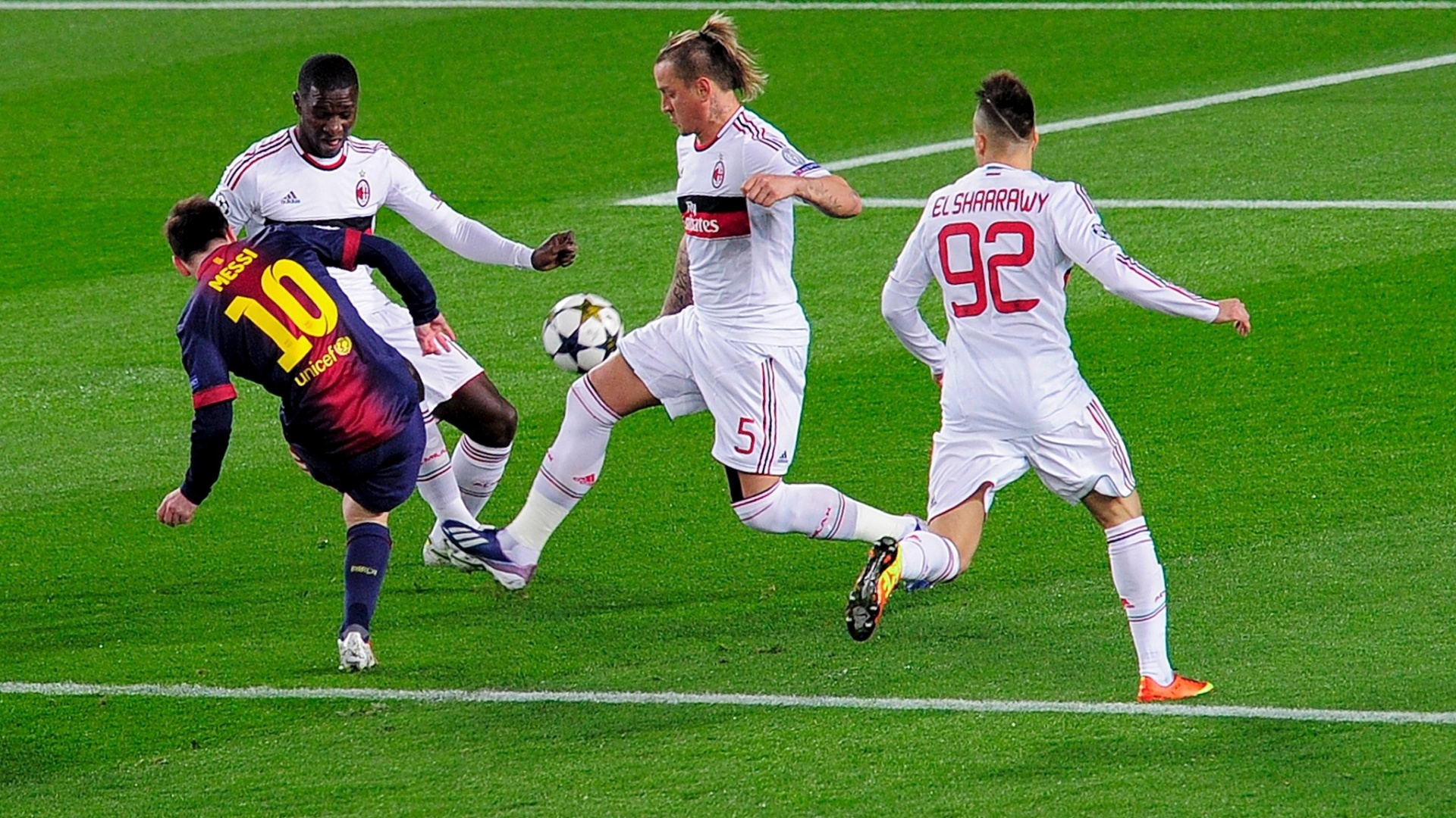 12.03.2013 - Mesmo cercado por dois marcadores, Messi chuta e faz um golaço para o Barcelona contra o Milan - AFP PHOTO / JOSEP LAGO