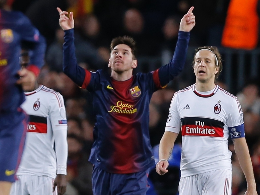 12.03.2013 - Messi ergue as mãos para comemorar gol do Barcelona. Foi o seu sexto tento na Liga dos Campeões - AP Photo/Daniel Ochoa de Olza