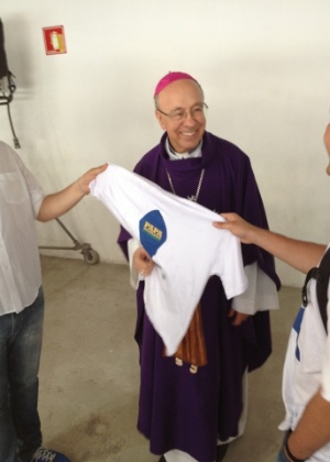 Dom Fernando Figueiredo, bispo de Santo Amaro (SP) e do Santuário Mãe de Deus, com camiseta de campanha que apoia escolha de um papa brasileiro - Divulgação