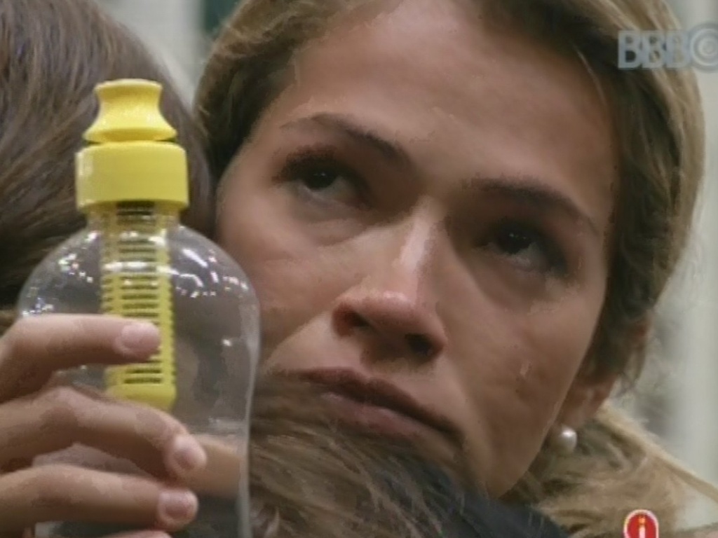12.mar.2013 - Fani chora ao abraçar Kamilla e diz que torce pela miss no paredão