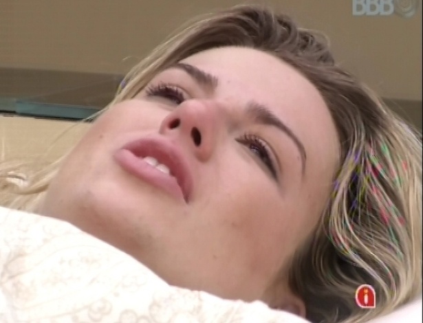 12.mar.2013 - Fernanda chora e diz que está se sentindo sugada por amizades no reality show
